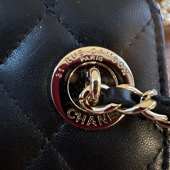 Chanel never worn vanity bag with pearl - Picture 5 of 12